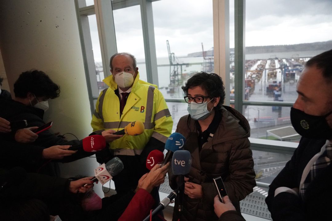 La ministra de Asuntos Exteriores, Arantxa González Laya, el delgado del Gobierno en el País Vasco, Denis Itxaso (d), y el presidente de la Autoridad Portuaria, Ricardo Barkala (i), durante su visita al Puerto de Bilbao La ministra de Asuntos Exteriores, Arantxa González Laya, el delgado del Gobierno en el País Vasco, Denis Itxaso (d), y el presidente de la Autoridad Portuaria, Ricardo Barkala (i), durante su visita al Puerto de Bilbao