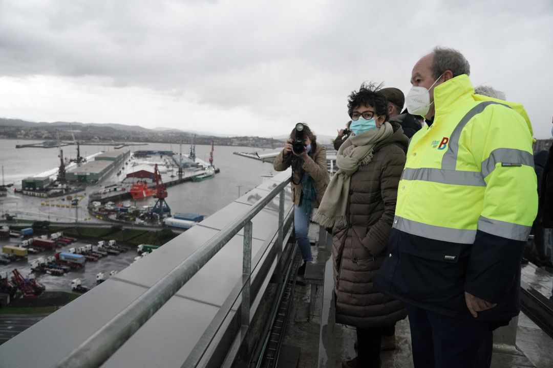 La ministra de Asuntos Exteriores, Arantxa González Laya, y el presidente de la Autoridad Portuaria, Ricardo Barkala, durante su visita al Puerto de Bilbao La ministra de Asuntos Exteriores, Arantxa González Laya, y el presidente de la Autoridad Portuaria, Ricardo Barkala, durante su visita al Puerto de Bilbao