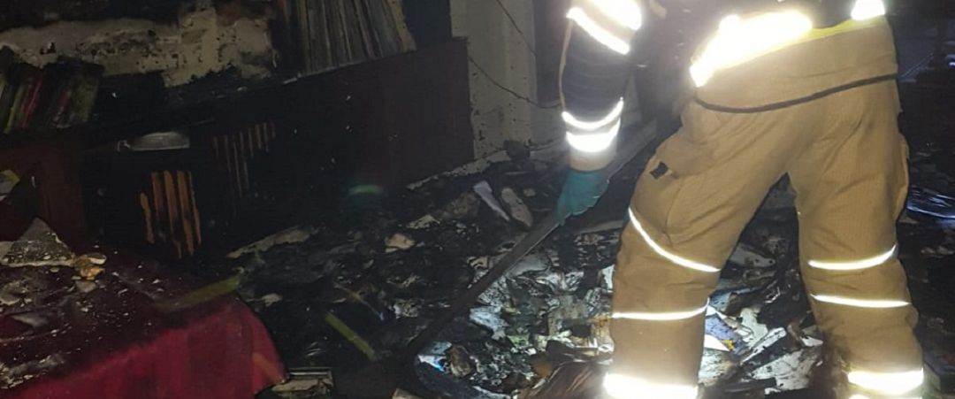 Un bombero trabaja en el interior de la vivienda afectada Un bombero trabaja en el interior de la vivienda afectada