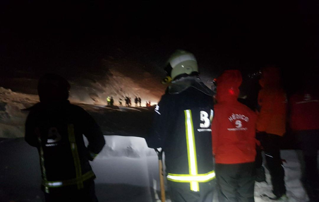 Miembros de la Guardia Civil y del Servicio de Emergencias del Principado (SEPA) durante la búsqueda de los dos operarios desaparecidos en la carretera del puerto de San Isidro Miembros de la Guardia Civil y del Servicio de Emergencias del Principado (SEPA) durante la búsqueda de los dos operarios desaparecidos en la carretera del puerto de San Isidro