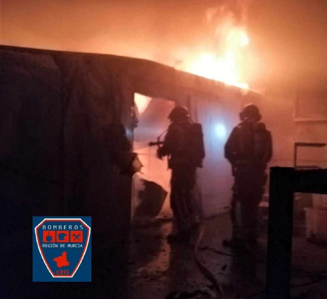 Un incendio arrasa una nave en Lorca Un incendio arrasa una nave en Lorca