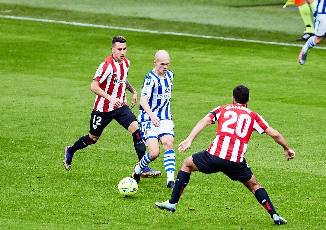 Jon Guridi conduce un baloón en el derbi de San Mamés Jon Guridi conduce un baloón en el derbi de San Mamés