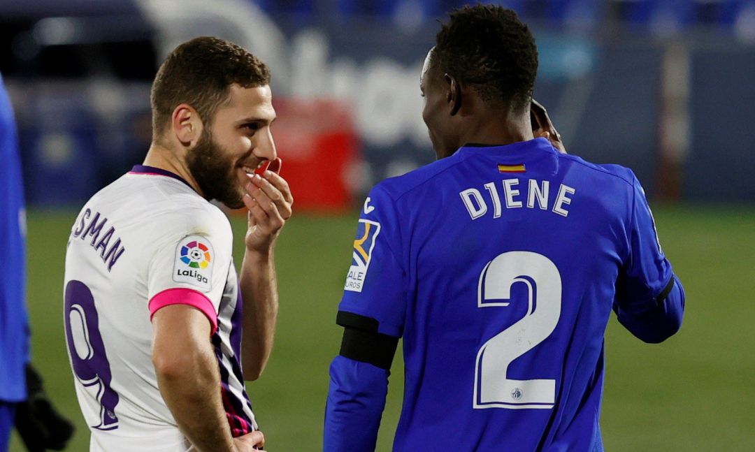 El delantero israelí del Real Valladolid, Sean Weissman, conversa con el defensa togoleño del Getafe. EFE Ballesteros. El delantero israelí del Real Valladolid, Sean Weissman, conversa con el defensa togoleño del Getafe. EFE Ballesteros.