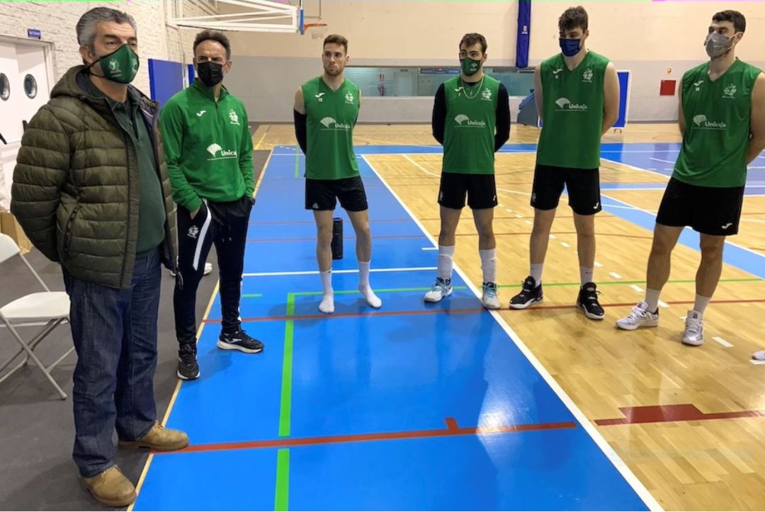 El presidente ha pasado revista a la plantilla del Unicaja Almería. El presidente ha pasado revista a la plantilla del Unicaja Almería.