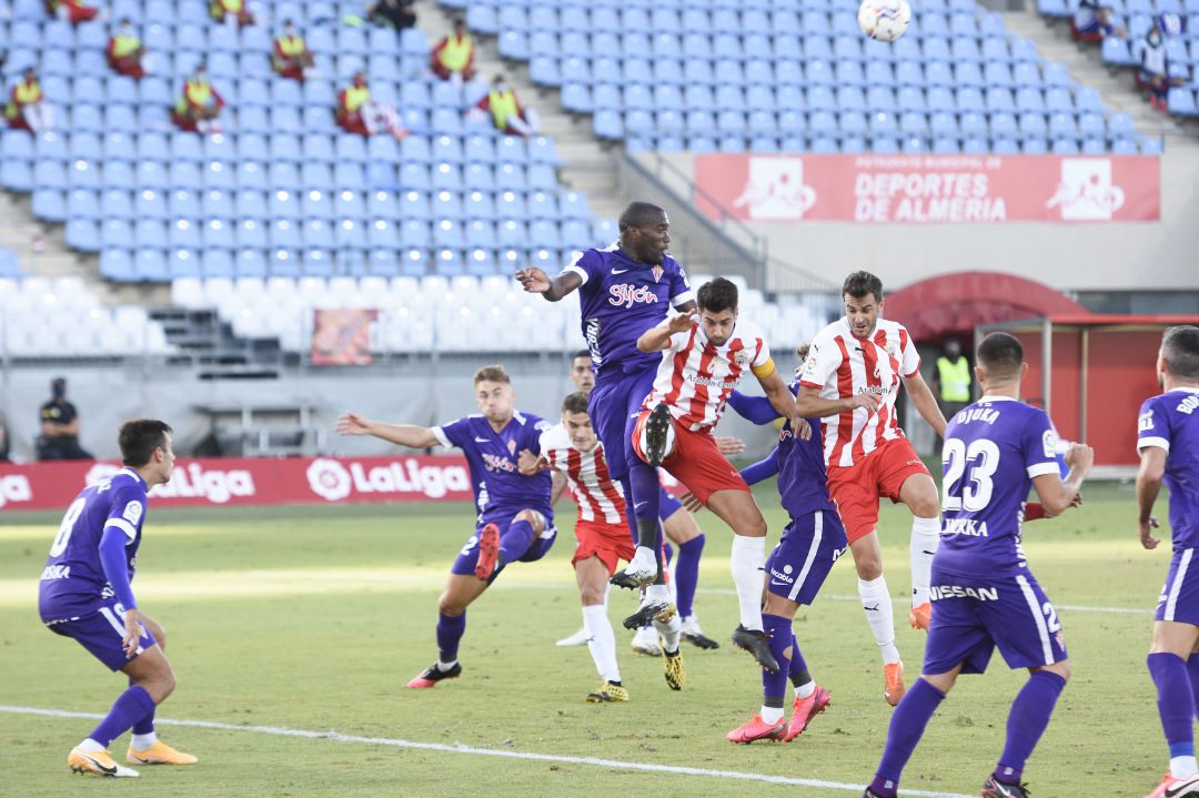 El Almería inició el curso en casa cayendo frente al Sporting. El Almería inició el curso en casa cayendo frente al Sporting.