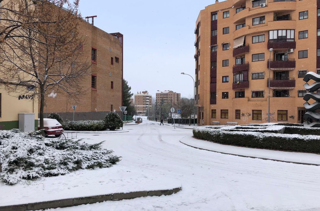 La nevada de este sábado ha obligado a limpiar muchas zonas de la ciudad, como Antonio Maura La nevada de este sábado ha obligado a limpiar muchas zonas de la ciudad, como Antonio Maura