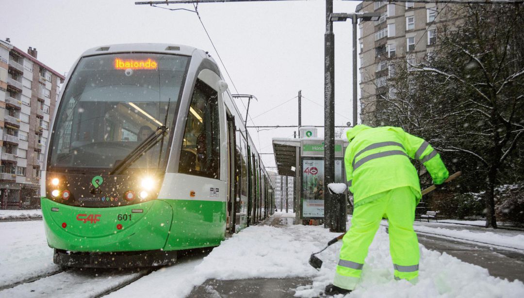 Un operario limpia los andenes del tranvía en Vitoria este sábado Un operario limpia los andenes del tranvía en Vitoria este sábado