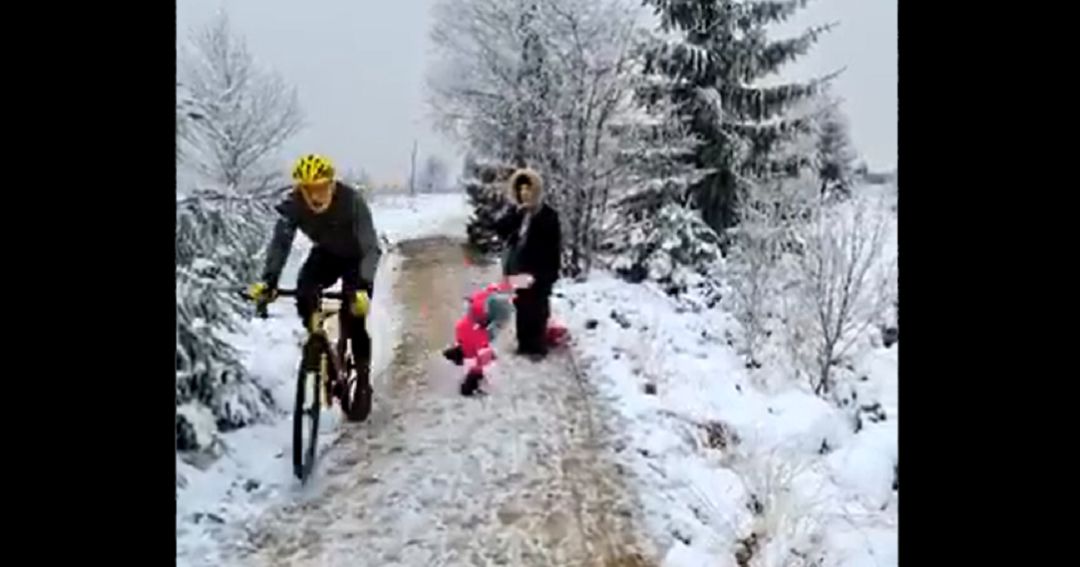 Momento de la caída de la pequeña tras ser golpeada Momento de la caída de la pequeña tras ser golpeada