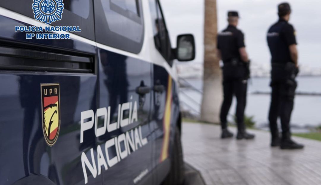 Agentes de la Policía Nacional junto a un coche patrulla Agentes de la Policía Nacional junto a un coche patrulla