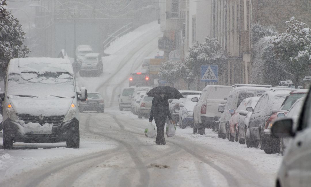 Un hombre camina en medio de una gran nevada en Becerrea, en Lugo, Galicia. Un hombre camina en medio de una gran nevada en Becerrea, en Lugo, Galicia.