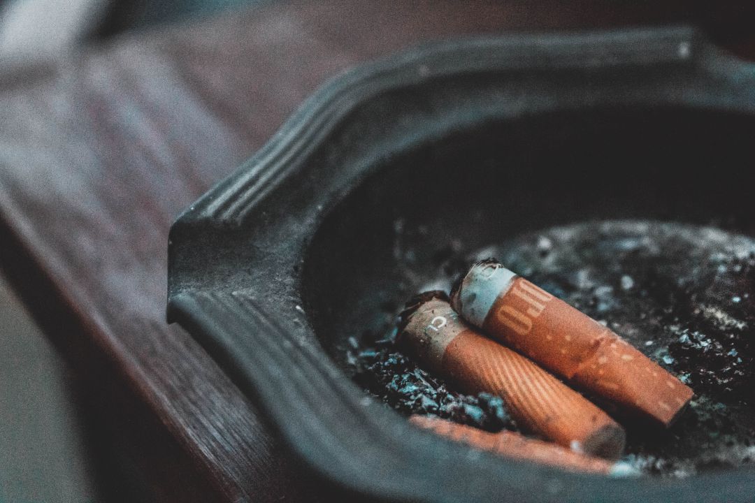 Tres cigarrillos en un cenicero, en una imagen de archivo Tres cigarrillos en un cenicero, en una imagen de archivo