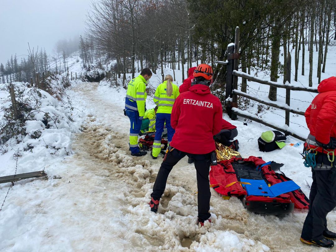 Según ha informado el departamento de Seguridad, sobre las 10.40 horas de la mañana de hoy domingo se ha recibido el aviso de que una personas ha sufrido un desfallecimiento en el monte Urko, en Ermua Según ha informado el departamento de Seguridad, sobre las 10.40 horas de la mañana de hoy domingo se ha recibido el aviso de que una personas ha sufrido un desfallecimiento en el monte Urko, en Ermua
