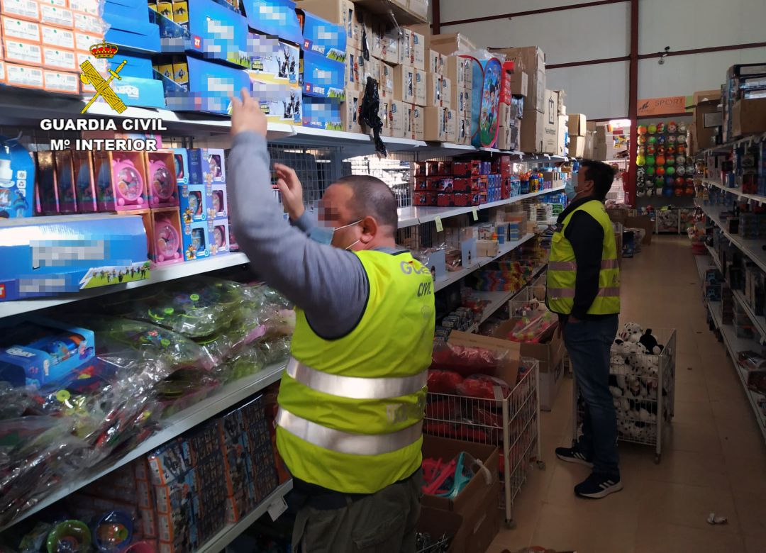 Incautan 30.000 falsificados Incautan 30.000 falsificados