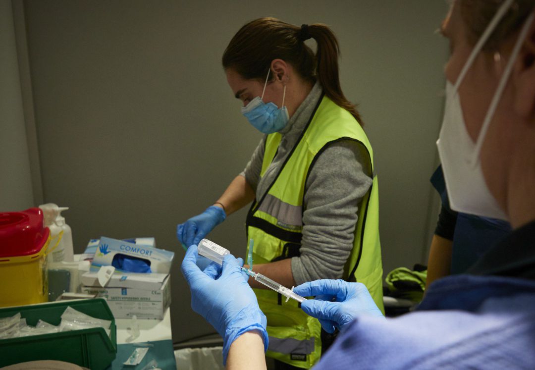 Dos trabajadoras sanitarias, en un dispositivo para administrar la vacuna contra la COVID-19 a profesionales sociosanitarios, en Pamplona, Navarra (España), a 29 de diciembre de 2020. Dos trabajadoras sanitarias, en un dispositivo para administrar la vacuna contra la COVID-19 a profesionales sociosanitarios, en Pamplona, Navarra (España), a 29 de diciembre de 2020.