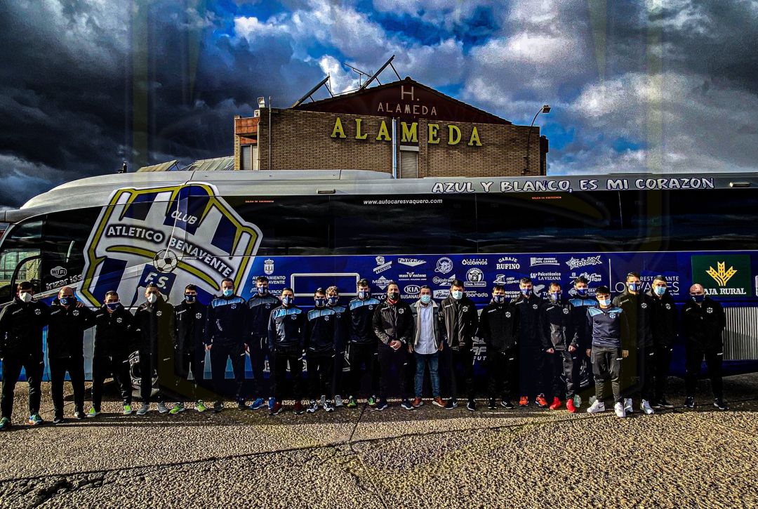 El equipo posa antes de partir a Santiago El equipo posa antes de partir a Santiago
