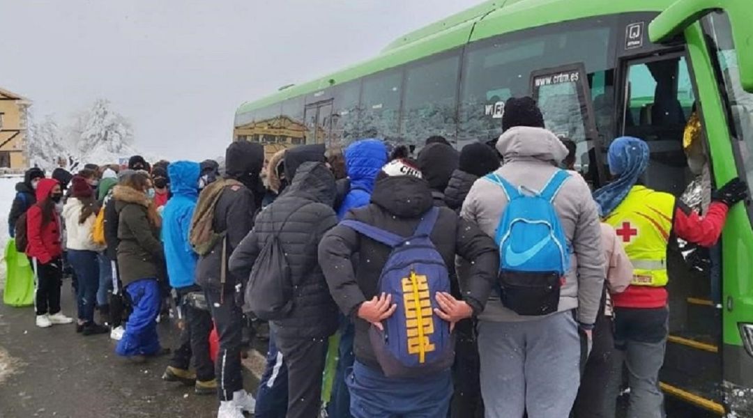 Los servicios de Emergencias evacuaban este sábado a unas 350 personas del puerto de Navacerrada Los servicios de Emergencias evacuaban este sábado a unas 350 personas del puerto de Navacerrada