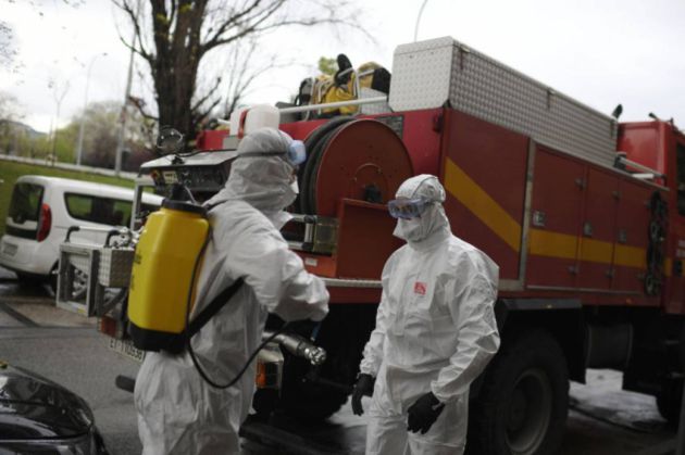 Miembros de la Unidad Militar de Emergencias se preparan para desinfectar una residencia de ancianos Miembros de la Unidad Militar de Emergencias se preparan para desinfectar una residencia de ancianos