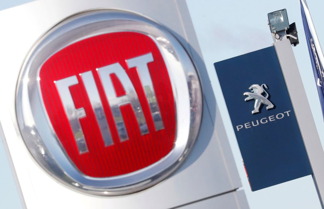 Los logos de Fiat y Peugeot, frente a unos concesionarios de Saint-Nazaire (Francia). Los logos de Fiat y Peugeot, frente a unos concesionarios de Saint-Nazaire (Francia).