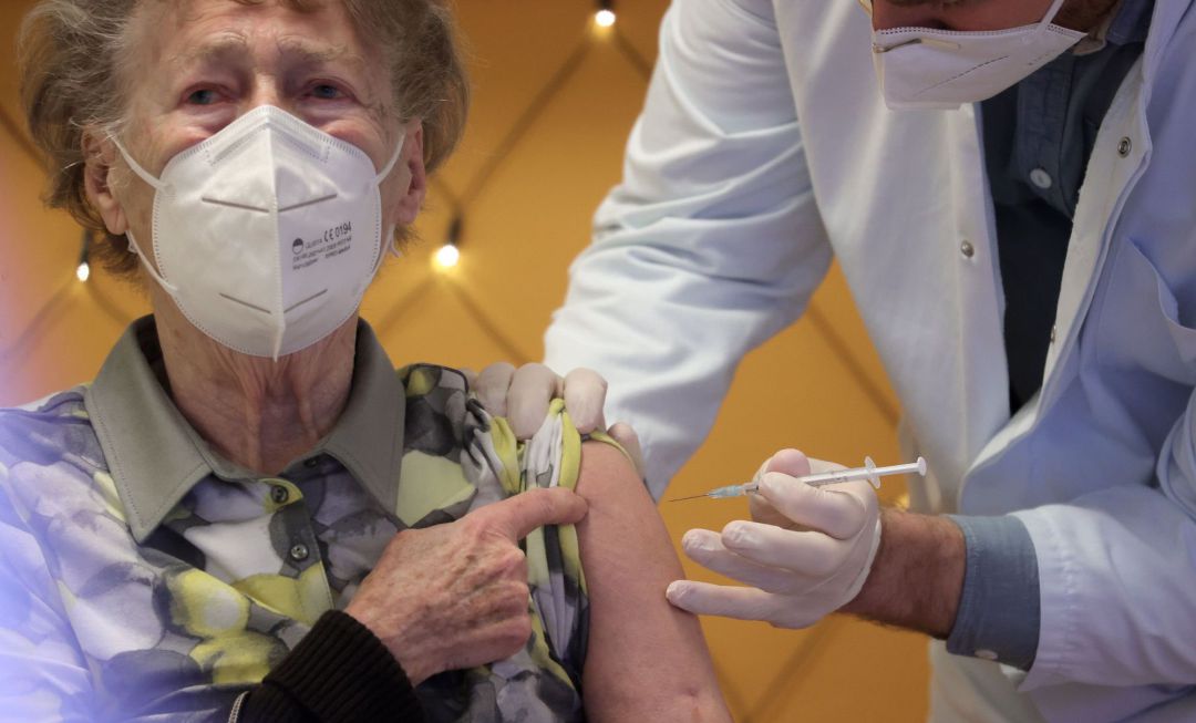 Una residente es vacunada contra el coronavirus con una dosis de la vacuna de Pfizer BioNTech en el asilo de ancianos Riehl en Colonia (Alemania). Una residente es vacunada contra el coronavirus con una dosis de la vacuna de Pfizer BioNTech en el asilo de ancianos Riehl en Colonia (Alemania).