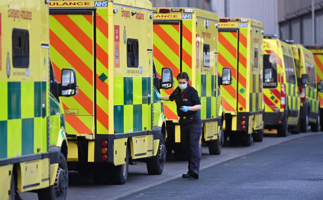 Ambulancias junto al Royal London Hospital de Londres. Ambulancias junto al Royal London Hospital de Londres.