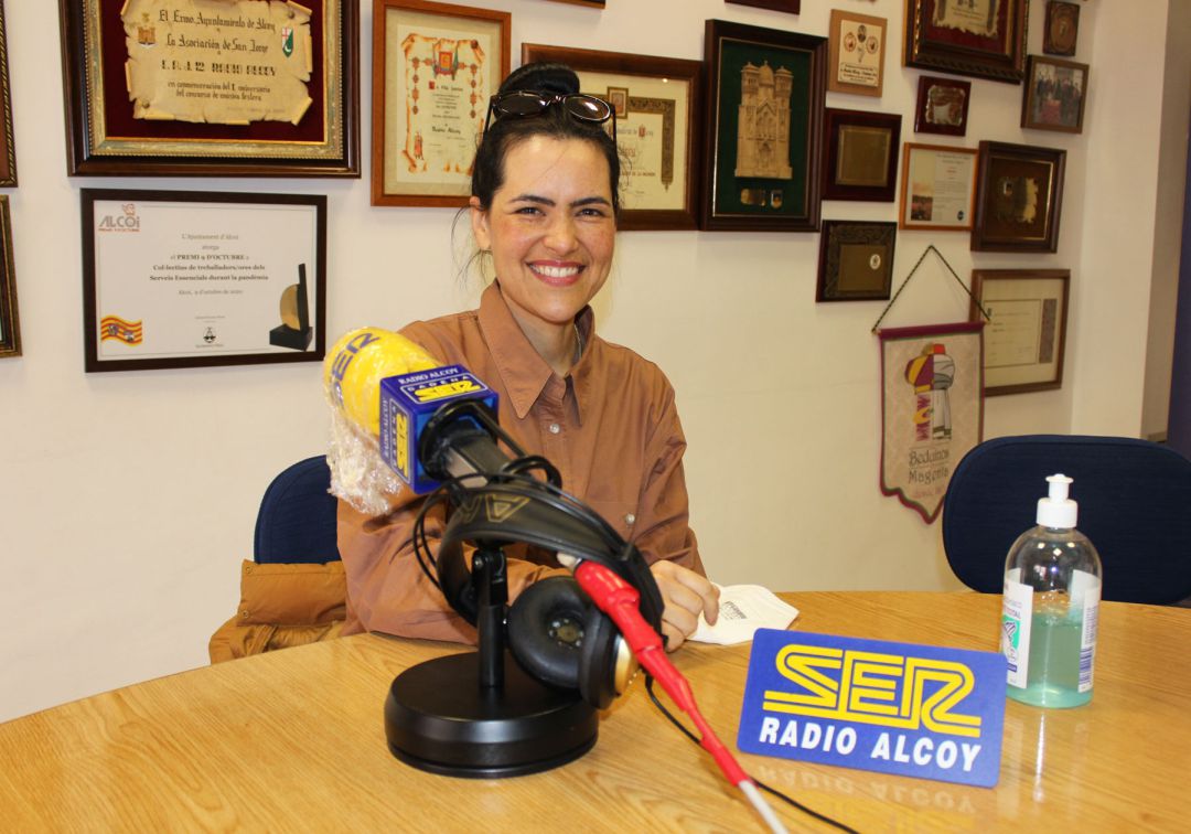 Núria Fuster, en los estudios de Radio Alcoy Núria Fuster, en los estudios de Radio Alcoy