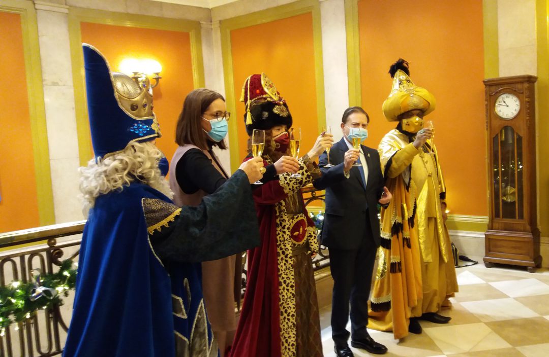 Los Reyes Magos brindando por el fin de la pandemia con el Alcalde de Oviedo, Alfredo Canteli, y la Concejala de Festejos, Covadonga Díaz Los Reyes Magos brindando por el fin de la pandemia con el Alcalde de Oviedo, Alfredo Canteli, y la Concejala de Festejos, Covadonga Díaz