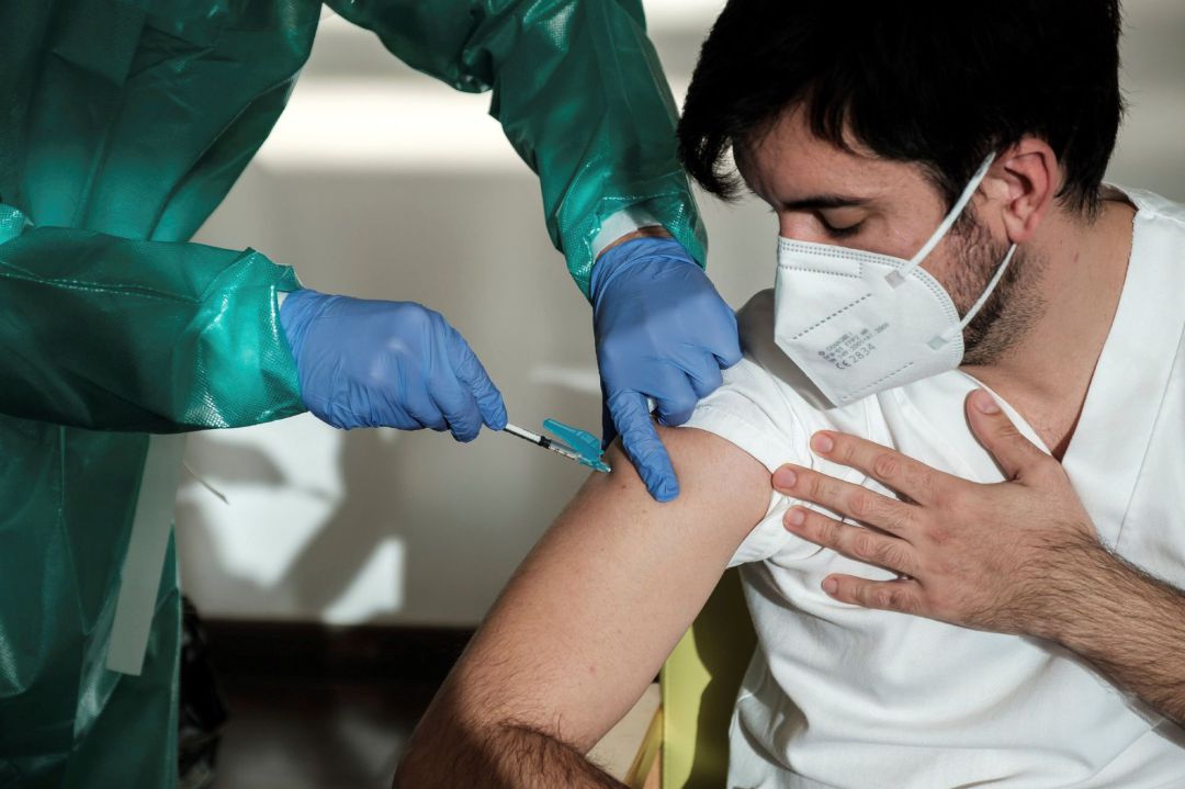 Los profesionales de las residencias para mayores, junto con éstos, están siendo los primeros ciudadanos en recibir la vacuna Los profesionales de las residencias para mayores, junto con éstos, están siendo los primeros ciudadanos en recibir la vacuna