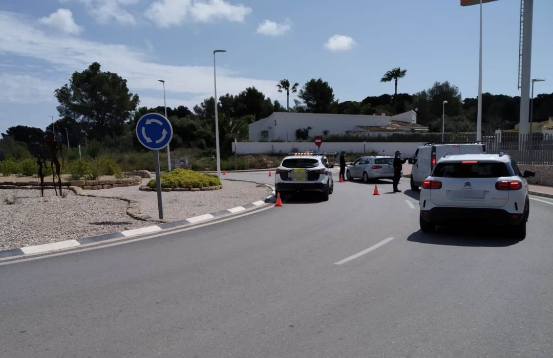 Imagen de archivo de un control policial en Xàbia, en abril de 2020. Imagen de archivo de un control policial en Xàbia, en abril de 2020.