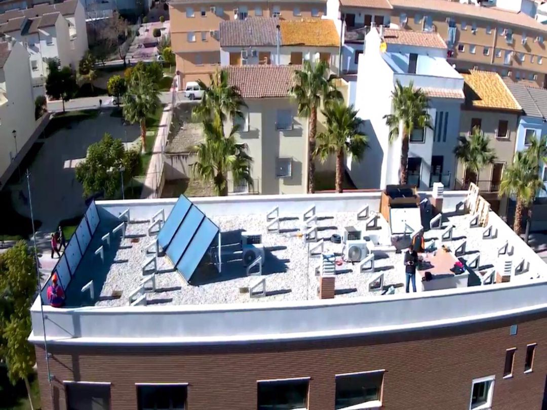 Vista de la terraza del Centro de las Palmeras, durante la instalación de las placas fotovoltaicas Vista de la terraza del Centro de las Palmeras, durante la instalación de las placas fotovoltaicas