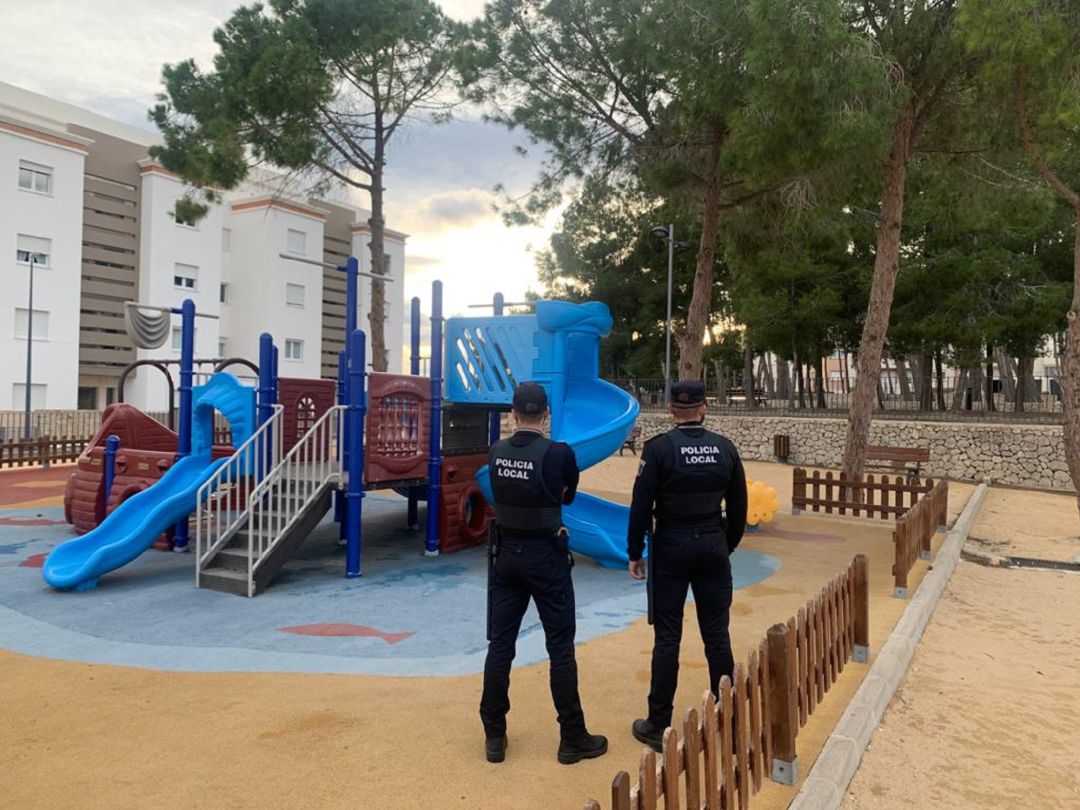 Policía Local de Benissa vigila zonas sensibles. Policía Local de Benissa vigila zonas sensibles.