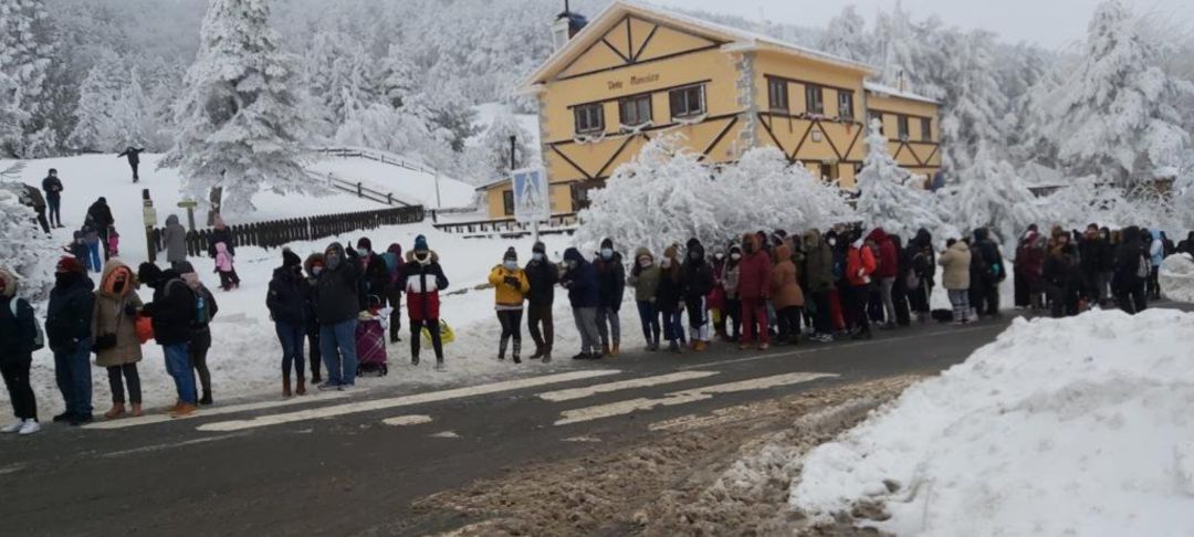 Imagen de las personas evacuadas de Navacerrada este sábado. Imagen de las personas evacuadas de Navacerrada este sábado.