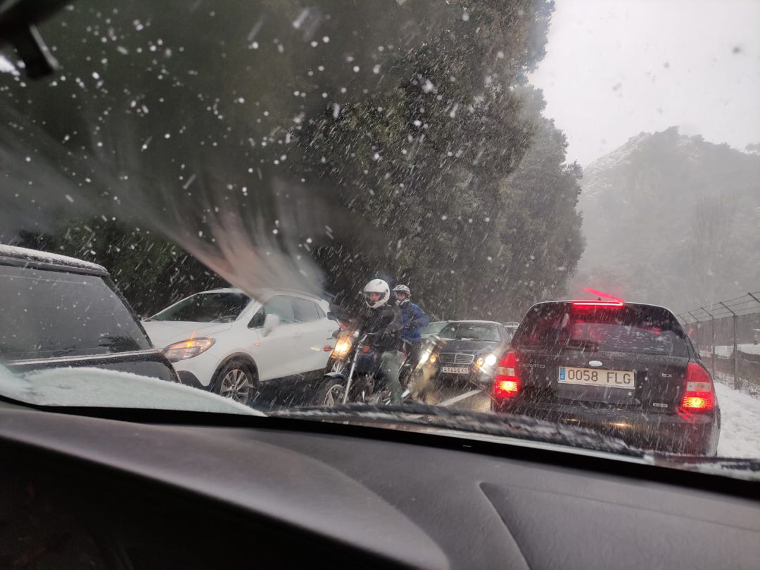 Atascos producidos durante este fin de semana para ir a ver la nieve en la Serra de Tramuntana. Atascos producidos durante este fin de semana para ir a ver la nieve en la Serra de Tramuntana.
