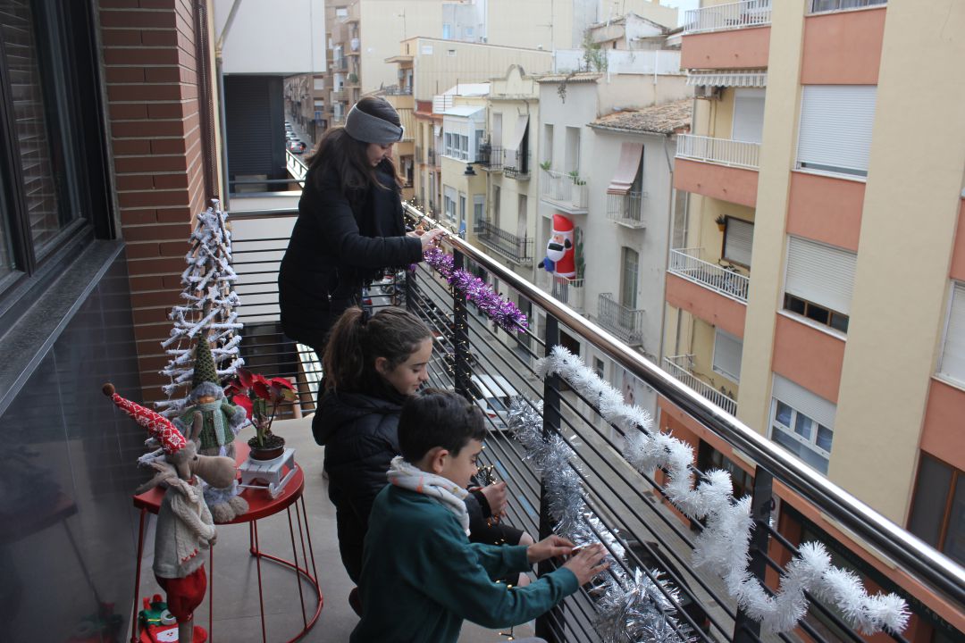 La regidora de Fira i Festes, Àngels Muñoz, engalana els balcons junt a familiars La regidora de Fira i Festes, Àngels Muñoz, engalana els balcons junt a familiars