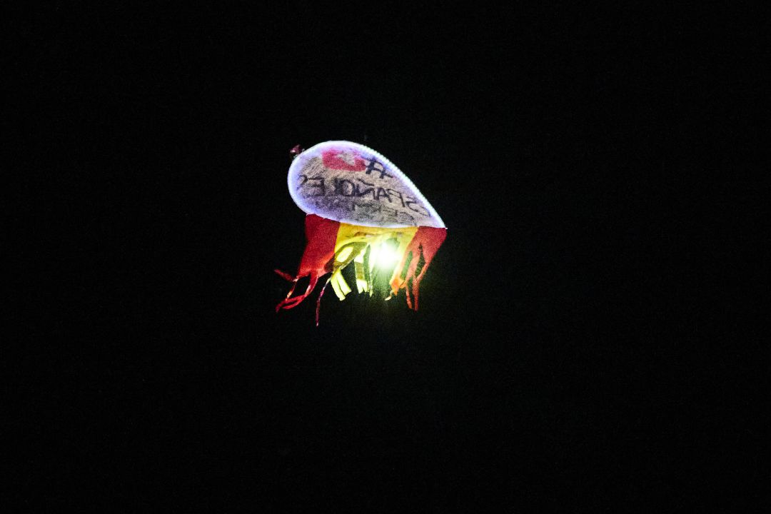 Un dron sobrevuela la Puerta del Sol durante las campanadas de Nochevieja, en Madrid. Un dron sobrevuela la Puerta del Sol durante las campanadas de Nochevieja, en Madrid.