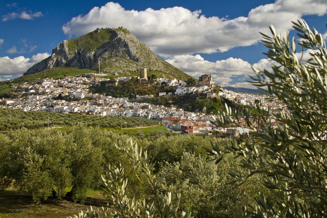 Albanchez de Mágina, pueblo del Parque Natural de Sierra Mágina Albanchez de Mágina, pueblo del Parque Natural de Sierra Mágina