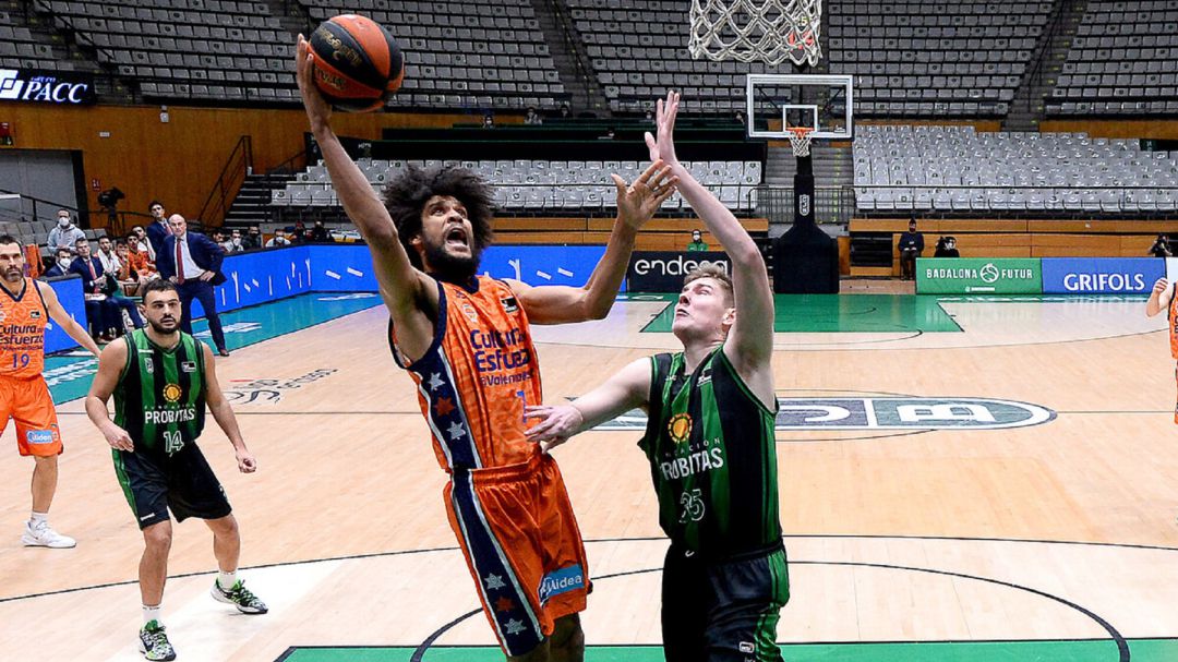 Imagen del partido entre el Joventut y Valencia Basket Imagen del partido entre el Joventut y Valencia Basket