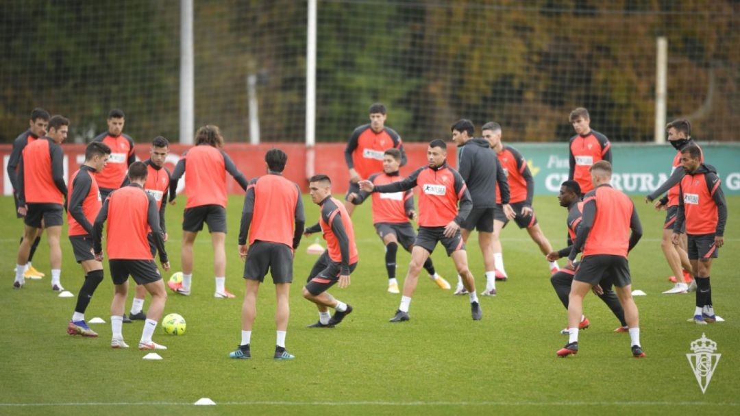 Los jugadores del Sporting durante un entrenamiento. Los jugadores del Sporting durante un entrenamiento.