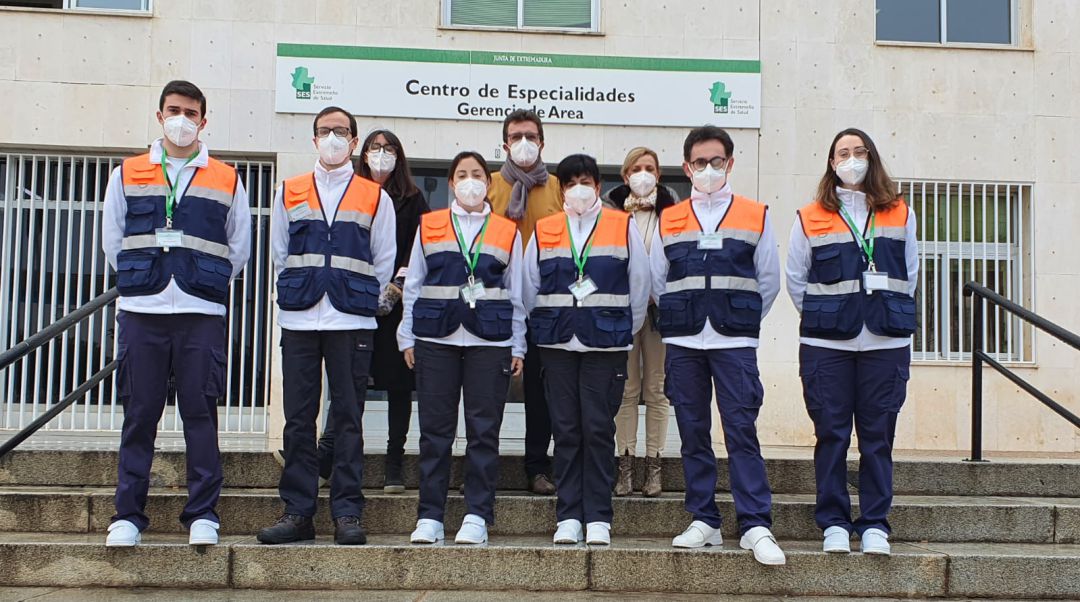 Equipo de profesionales que lleva a cabo la vacunación en este área Equipo de profesionales que lleva a cabo la vacunación en este área