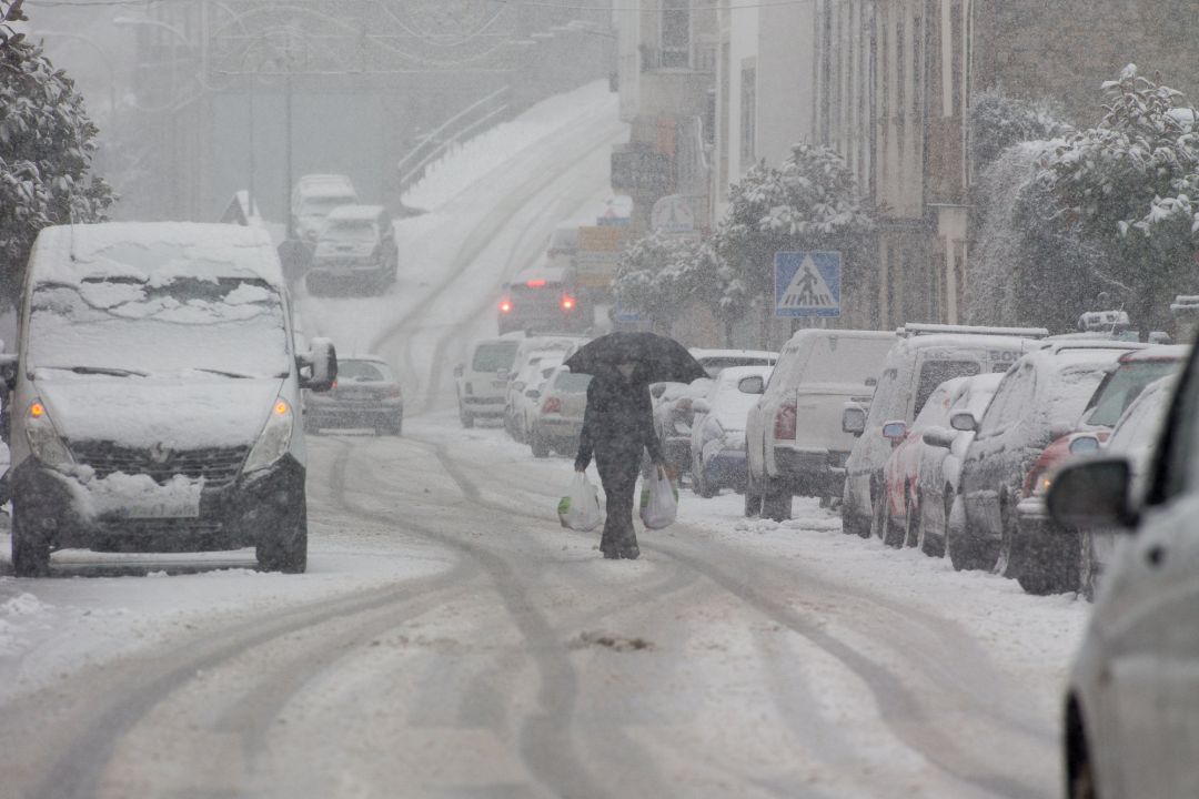 Un hombre camina en medio de una gran nevada en Becerrea, en Lugo, Galicia (España), a 4 de diciembre de 2020. Un hombre camina en medio de una gran nevada en Becerrea, en Lugo, Galicia (España), a 4 de diciembre de 2020.