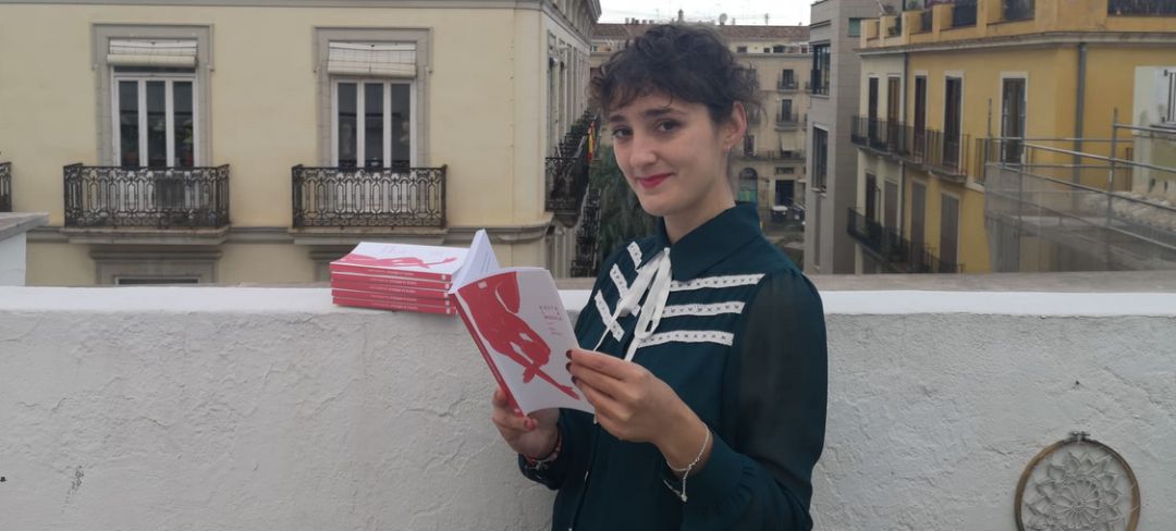 Sara Manzano con un ejemplar de su libro Sara Manzano con un ejemplar de su libro
