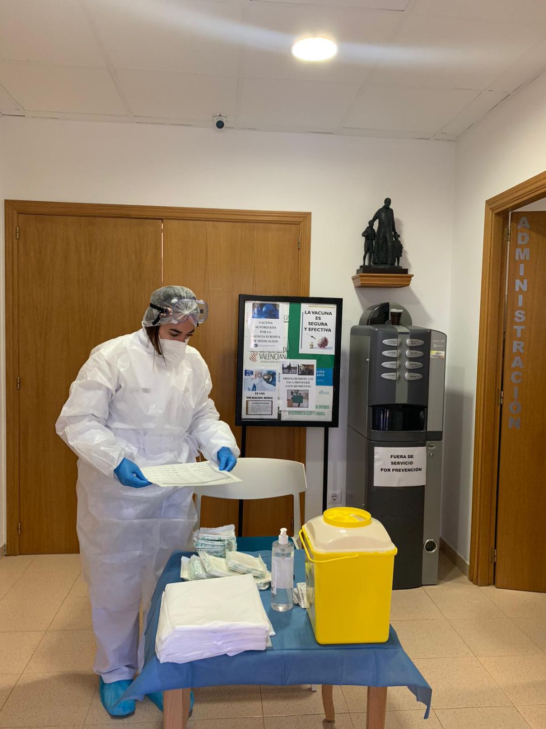 Una persona sanitaria prepara las vacunas en Solroja Una persona sanitaria prepara las vacunas en Solroja