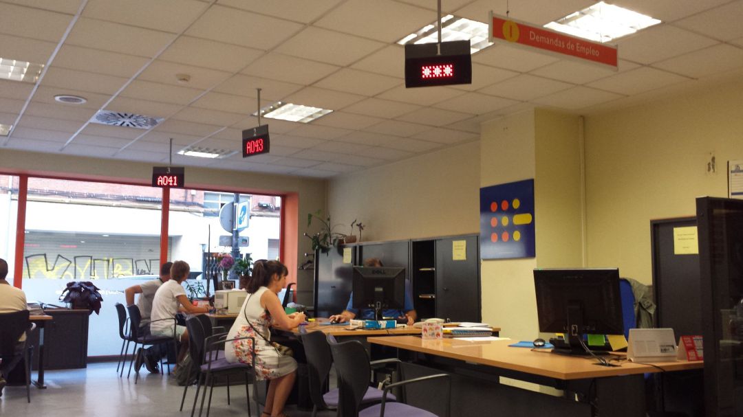 Demandantes de empleo en una oficina del SEPEPA Demandantes de empleo en una oficina del SEPEPA
