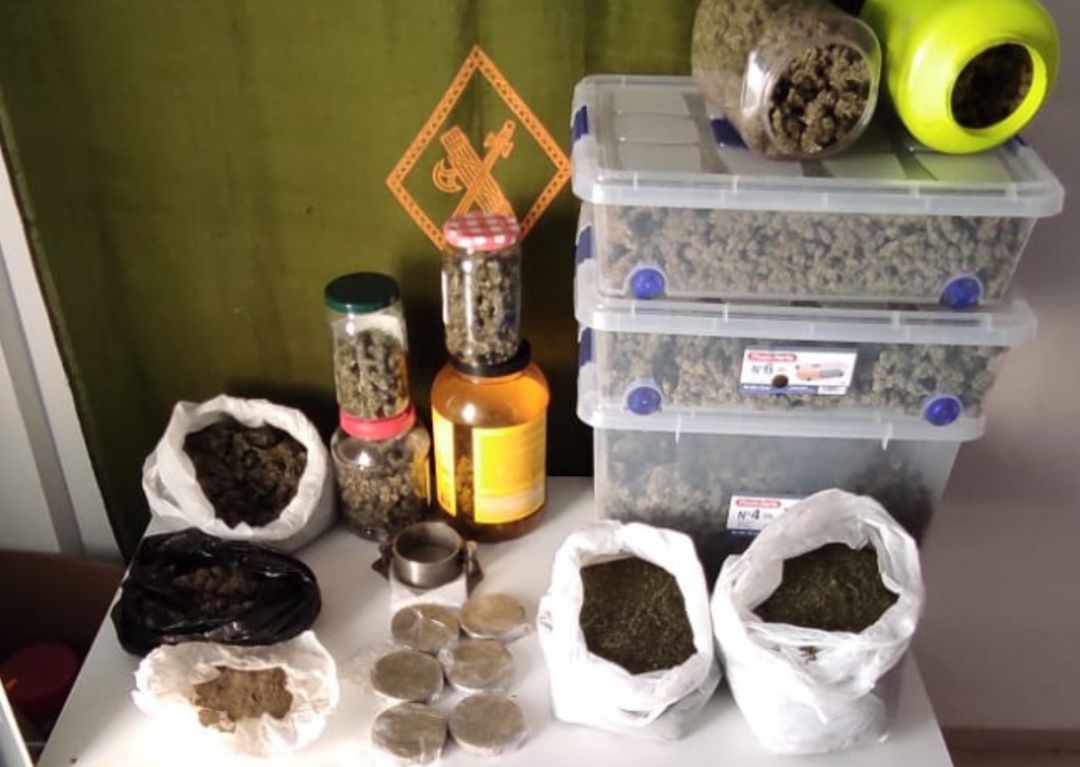 La Guardia Civil detiene a 8 personas por varios delitos vinculados con la venta de drogas en Benicarló La Guardia Civil detiene a 8 personas por varios delitos vinculados con la venta de drogas en Benicarló