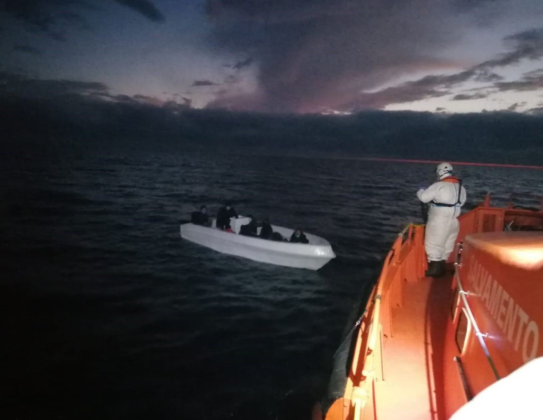 Imagen de la operación de rescate de una patera en alta mar
Imagen de la operación de rescate de una patera en alta mar