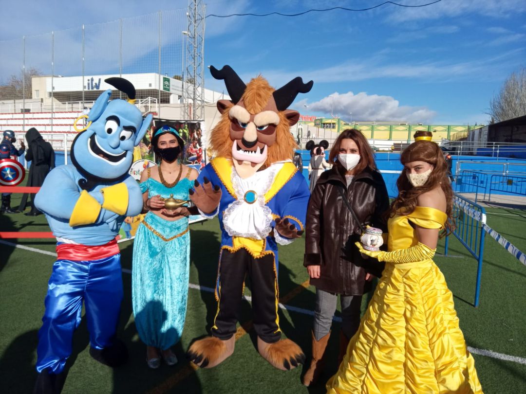La concejal de fiestas Concha Muñoz, junto a un grupo de animación La concejal de fiestas Concha Muñoz, junto a un grupo de animación
