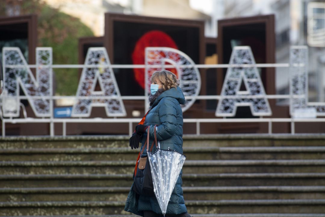 Una mujer pasa frente a un luminoso con la palabra Nadal en Lugo, tras el levantamiento del cierre perimetral de la ciudad, en Lugo, Galicia (España), a 30 de diciembre de 2020. Una mujer pasa frente a un luminoso con la palabra Nadal en Lugo, tras el levantamiento del cierre perimetral de la ciudad, en Lugo, Galicia (España), a 30 de diciembre de 2020.
