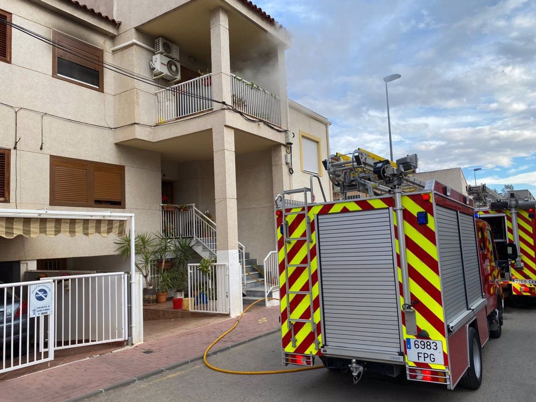 Efectivos de bomberos en la extinción de un incendio declarado en una vivienda de Alhama de Murcia Efectivos de bomberos en la extinción de un incendio declarado en una vivienda de Alhama de Murcia