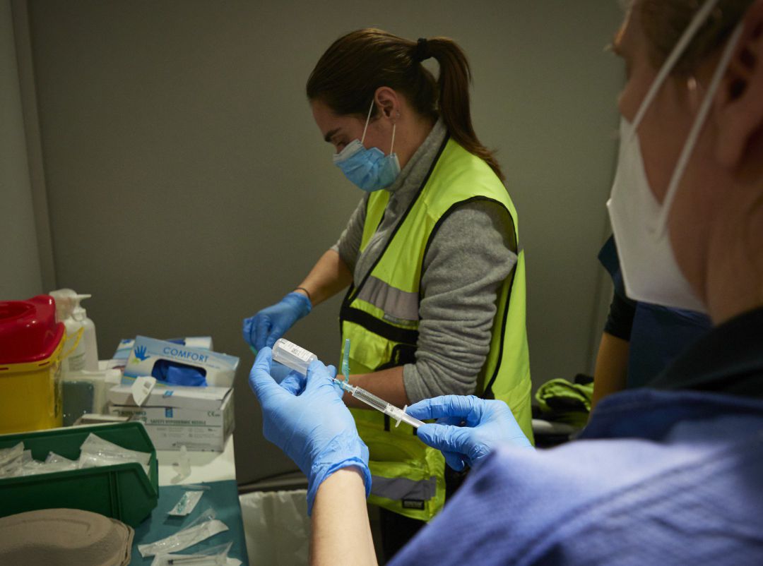 Dos trabajadoras sanitarias, en un dispositivo para administrar la vacuna contra la COVID-19 a profesionales sociosanitarios, en Pamplona, Navarra (España), a 29 de diciembre de 2020. Dos trabajadoras sanitarias, en un dispositivo para administrar la vacuna contra la COVID-19 a profesionales sociosanitarios, en Pamplona, Navarra (España), a 29 de diciembre de 2020.