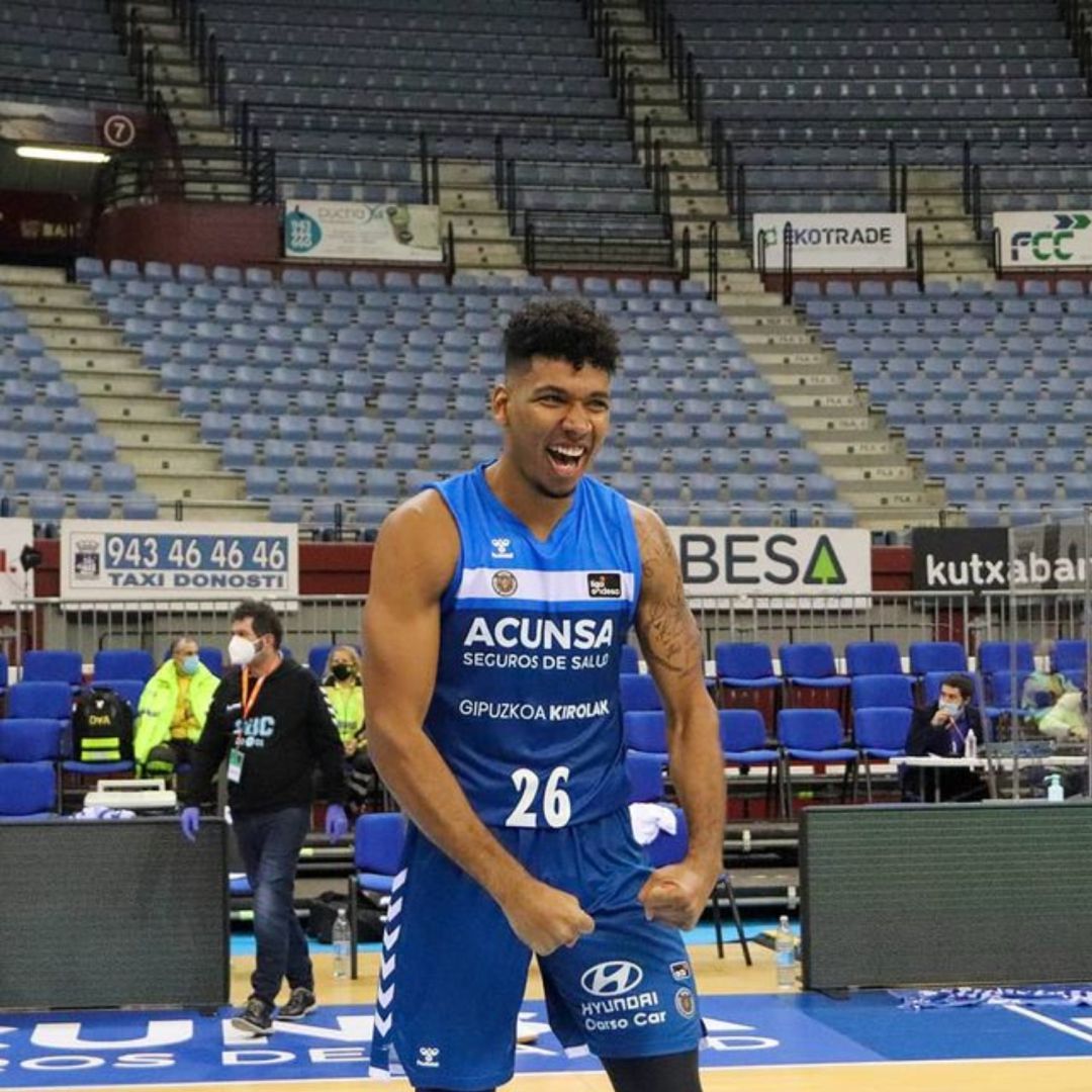 El pivot Jiame Ecchenique celebra una canasta anotadfa durante el partido en Illunbe ante el Baxi Manresa El pivot Jiame Ecchenique celebra una canasta anotadfa durante el partido en Illunbe ante el Baxi Manresa