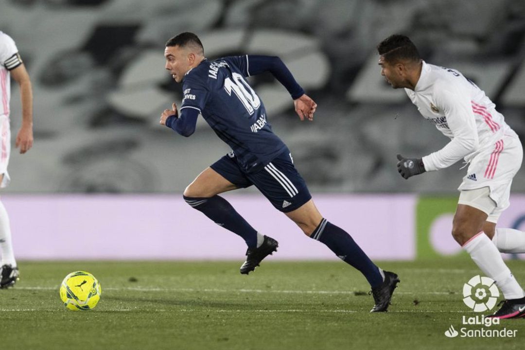 Iago Aspas conduce el balón bajo la vigilancia de Casemiro. Iago Aspas conduce el balón bajo la vigilancia de Casemiro.